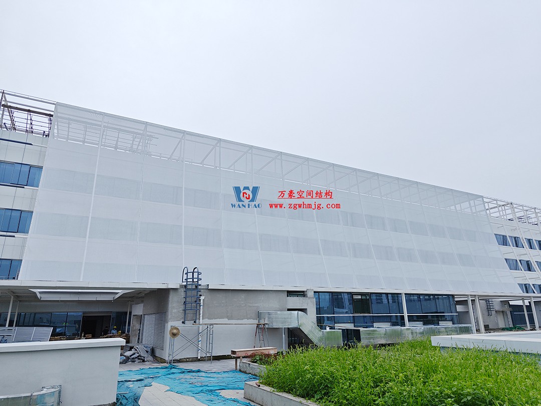 聚焦工程高質(zhì)量建設(shè)，這個(gè)網(wǎng)格織物幕墻正在施工安裝中